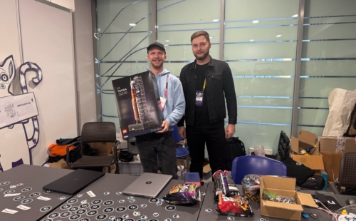 Uczestnicy REENTRY CTF przy stanowiskach podczas HackYeah 2026 w Krakowie