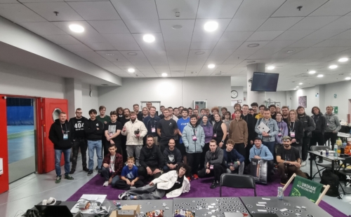 Uczestnicy REENTRY CTF przy stanowiskach podczas HackYeah 2026 w Krakowie
