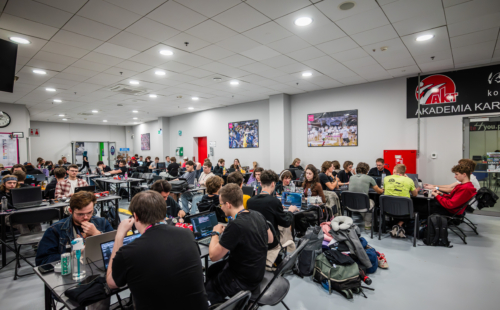 Uczestnicy REENTRY CTF przy stanowiskach podczas HackYeah 2026 w Krakowie