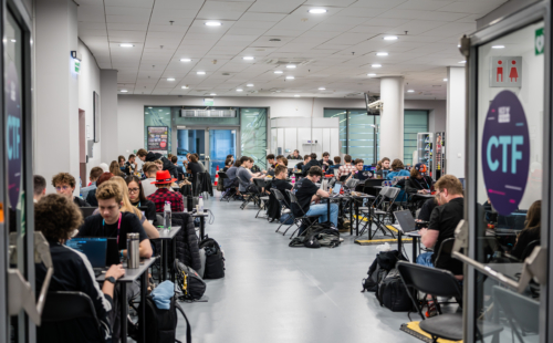 Uczestnicy REENTRY CTF przy stanowiskach podczas HackYeah 2026 w Krakowie